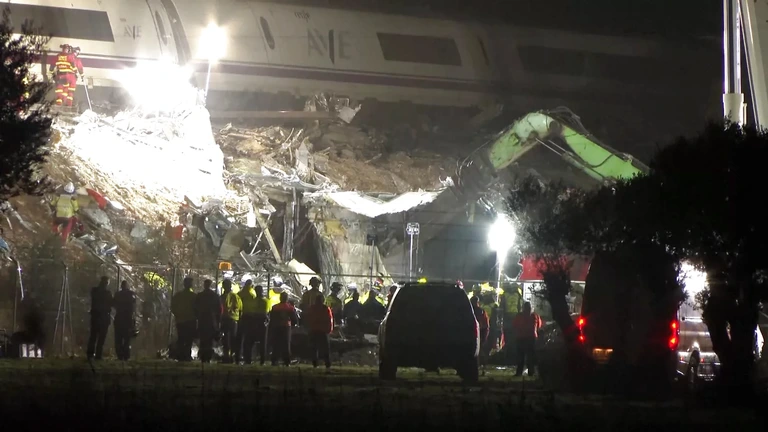 Reddingswerkzaamheden in de nacht na treinongeluk Spanje