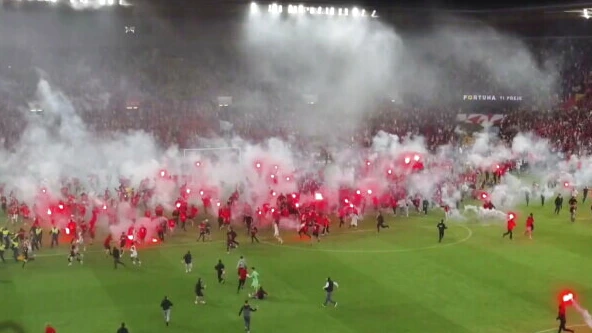 Reglementaire nederlaag Slavia Praag na veldbestorming tijdens kampioenswedstrijd