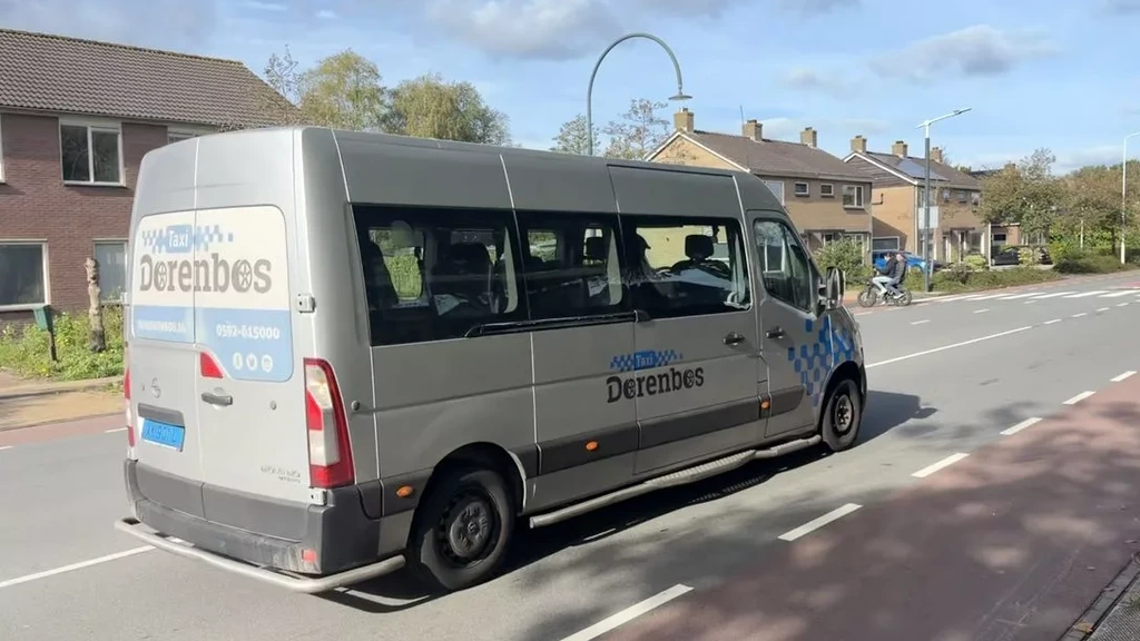 Foto: Personeel klaar met problemen met Friese taxi's: 'Mensen staan uren te wachten'