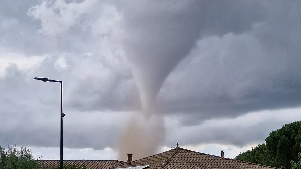Foto: Tornado richt ravage aan in dorp Zuid-Frankrijk, tientallen gewonden