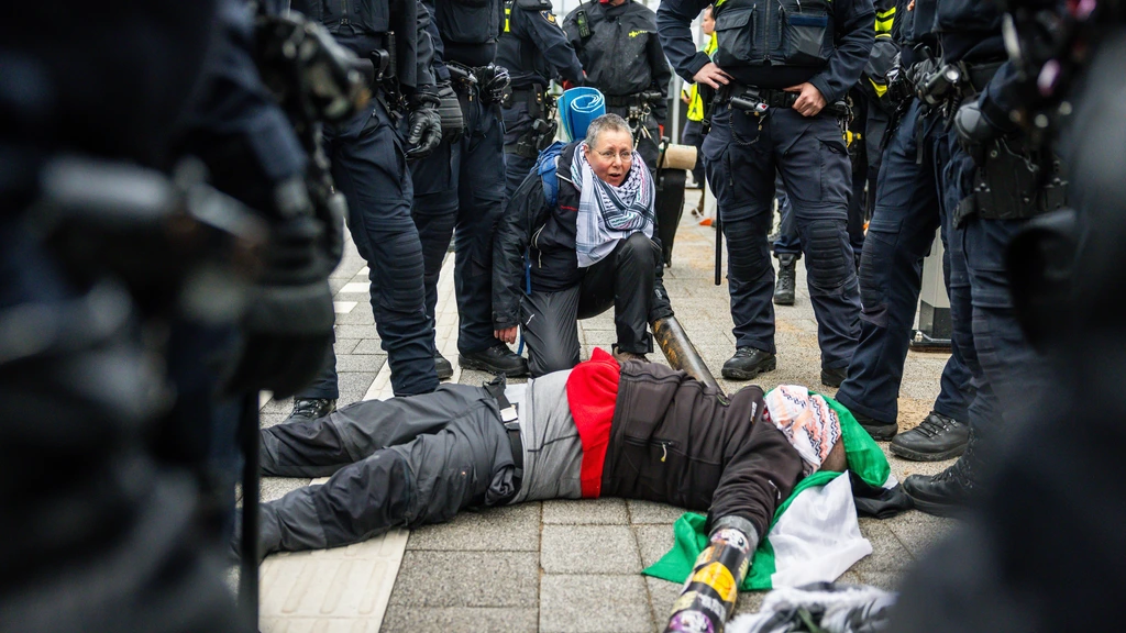 Foto: Politie beëindigt actie op spoor Den Haag, ook aanhoudingen bij Kamer