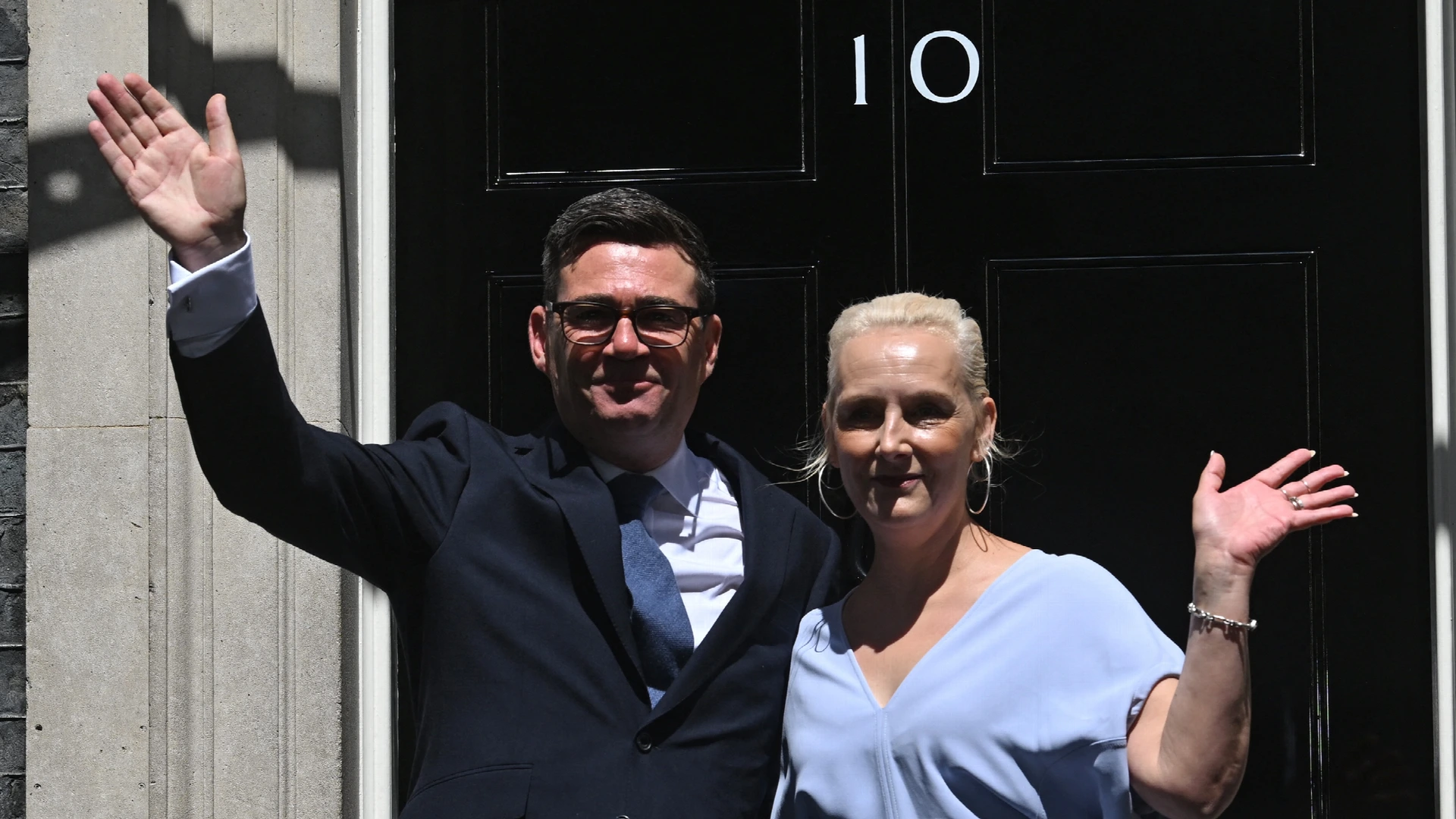Drukke eerste dag voor Britse premier Burnham: beëdiging, belletjes en benoemingen