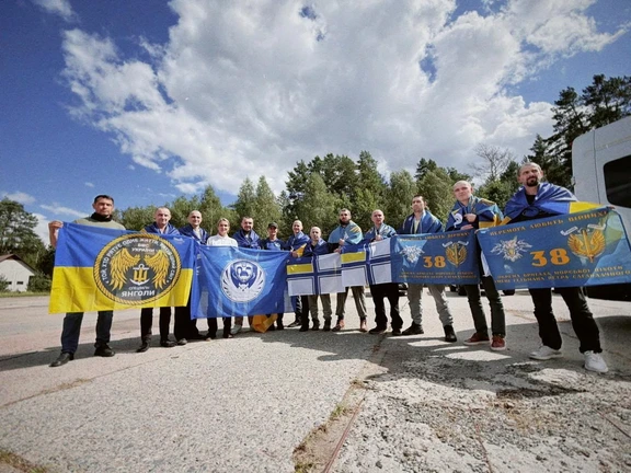 Oekraïense krijgsgevangenen poseren in Oekraïne na een krijgsgevangenenruil