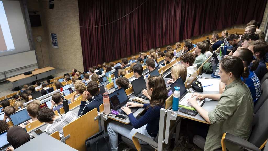 CPB: internationale studenten leveren gemiddeld meer geld op dan ze kosten CPB: internationale studenten leveren gemiddeld meer geld op dan ze kosten
