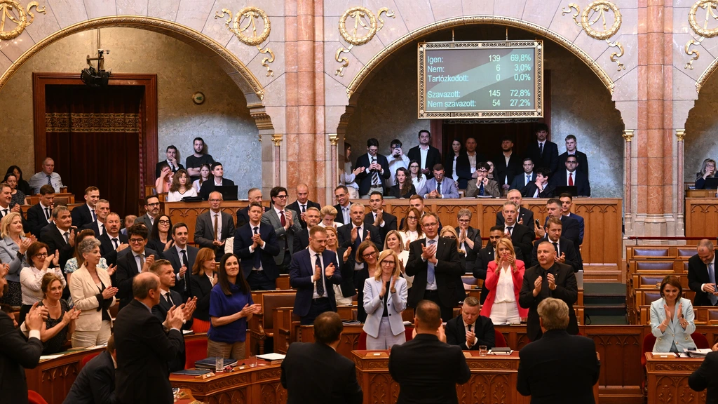 Hongaars parlement stemt voor afzetting president en Orbán-vertrouweling Sulyok