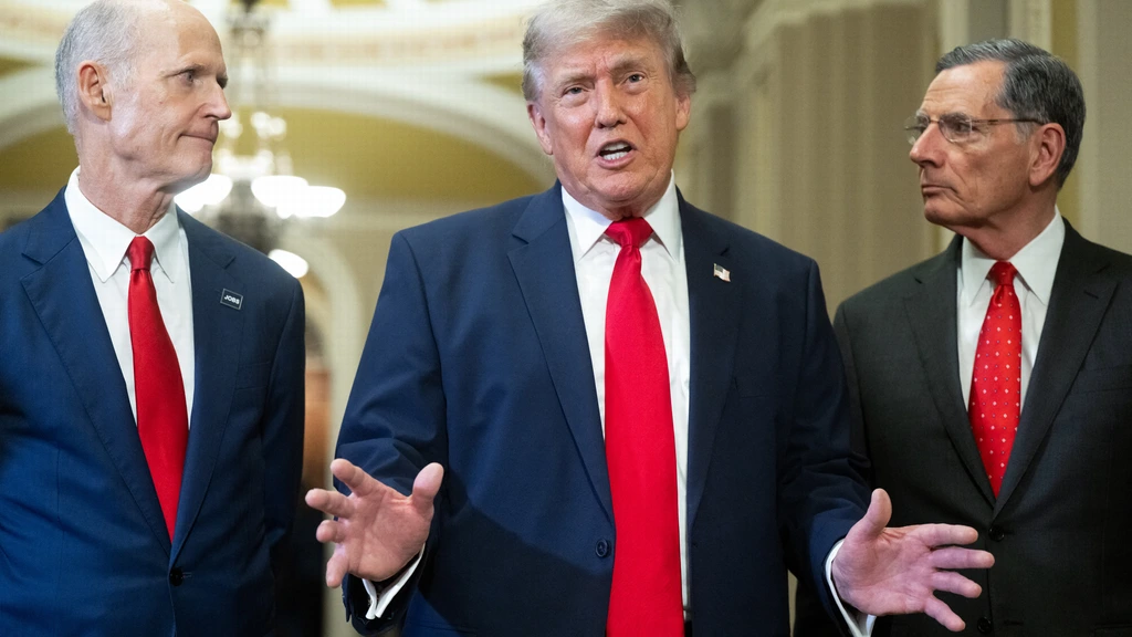 Foto: Trump bekvecht met weerbarstige partijgenoten in Senaat en krijgt zijn zin