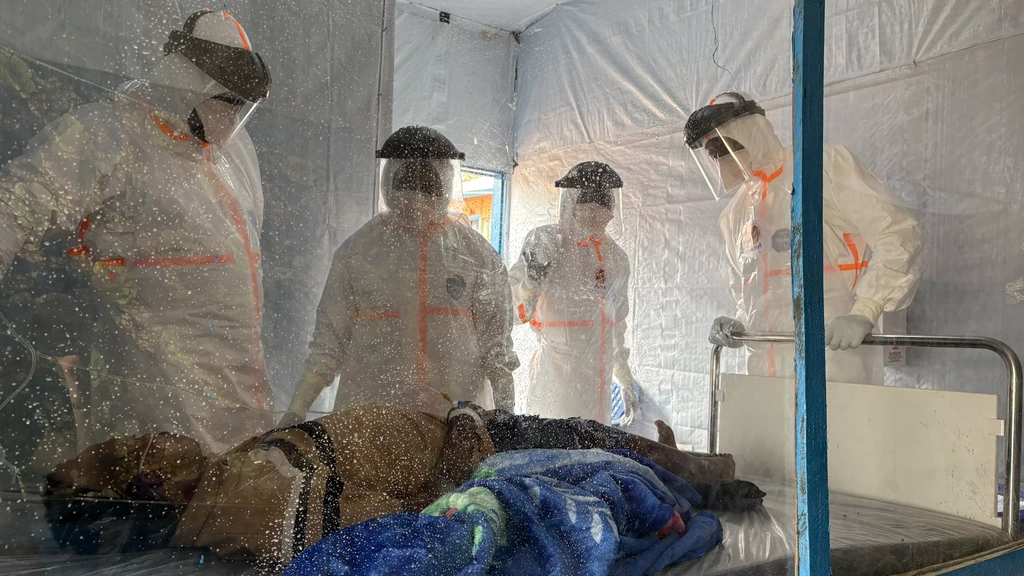 Foto: Race tegen de klok voor ebolamedicijn in Congo: 'Kinderen blijven nu alleen achter'