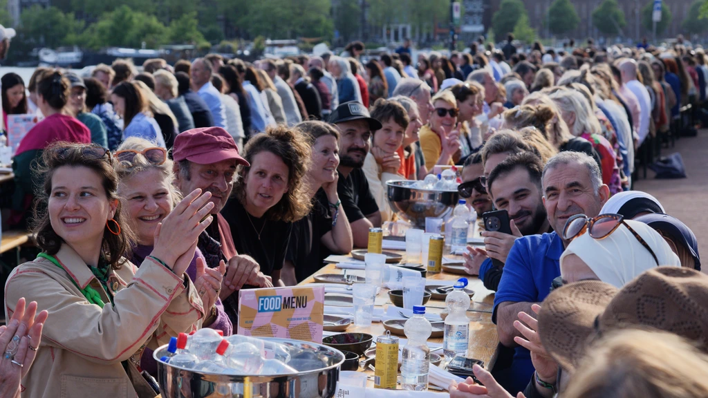 Foto: Tafel van honderden meters als steun voor vluchtelingen: 'Positief geluid laten horen'