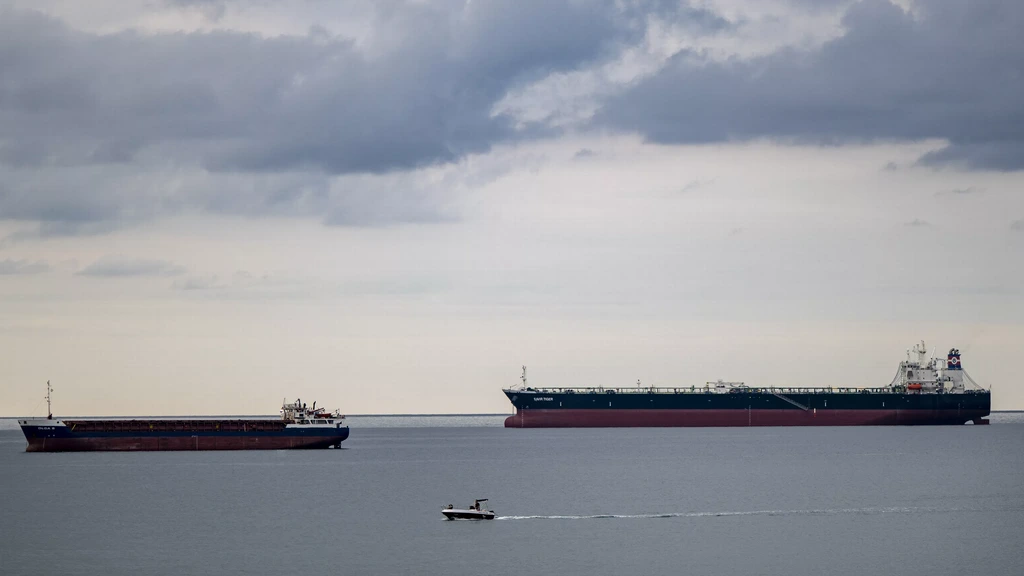Foto: Twee doden door brand op vrachtschip Zwarte Zee, Oekraïne wijst naar Rusland