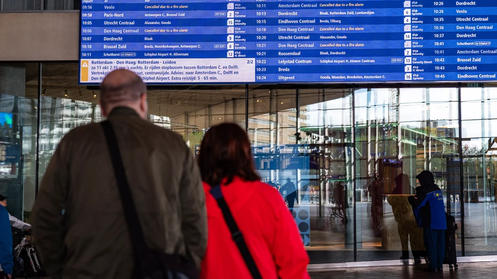 Foto: Treinverkeer rond Schiphol ontregeld door stroomstoring: 'Rommelig'