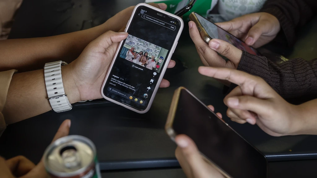 Foto: Restaurants Sardinië verbieden telefoons aan tafel: 'Gesprek ouder-kind stimuleren'