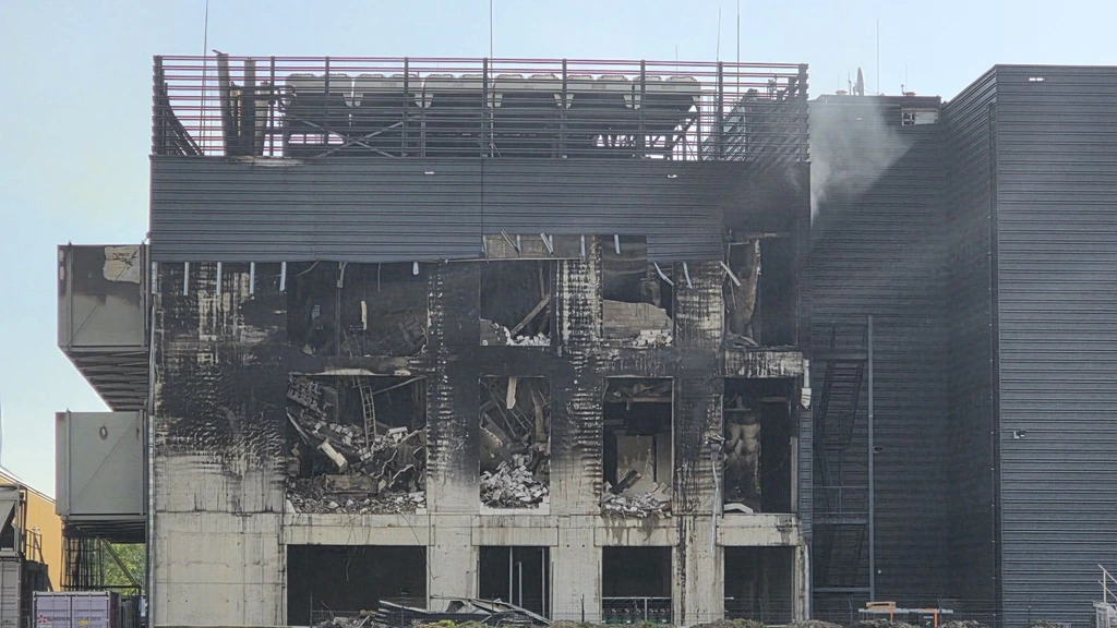 Foto: 'Uitzonderlijke brand' bij datacentrum Almere verwoest drie verdiepingen