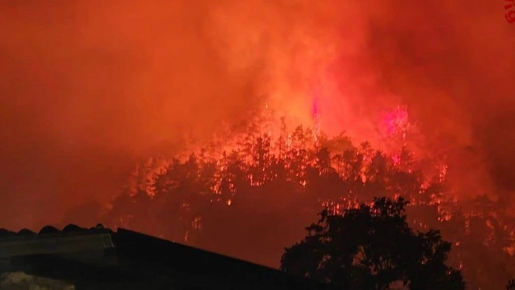 Ruim 200 evacuaties bij Gardameer in Italië vanwege grote bosbrand