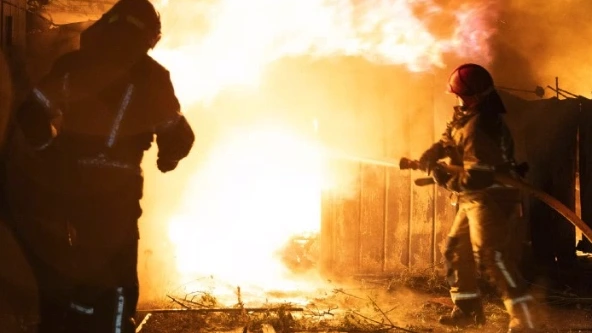 Drie doden, explosies en brand bij nieuwe Russische aanvallen op Kyiv