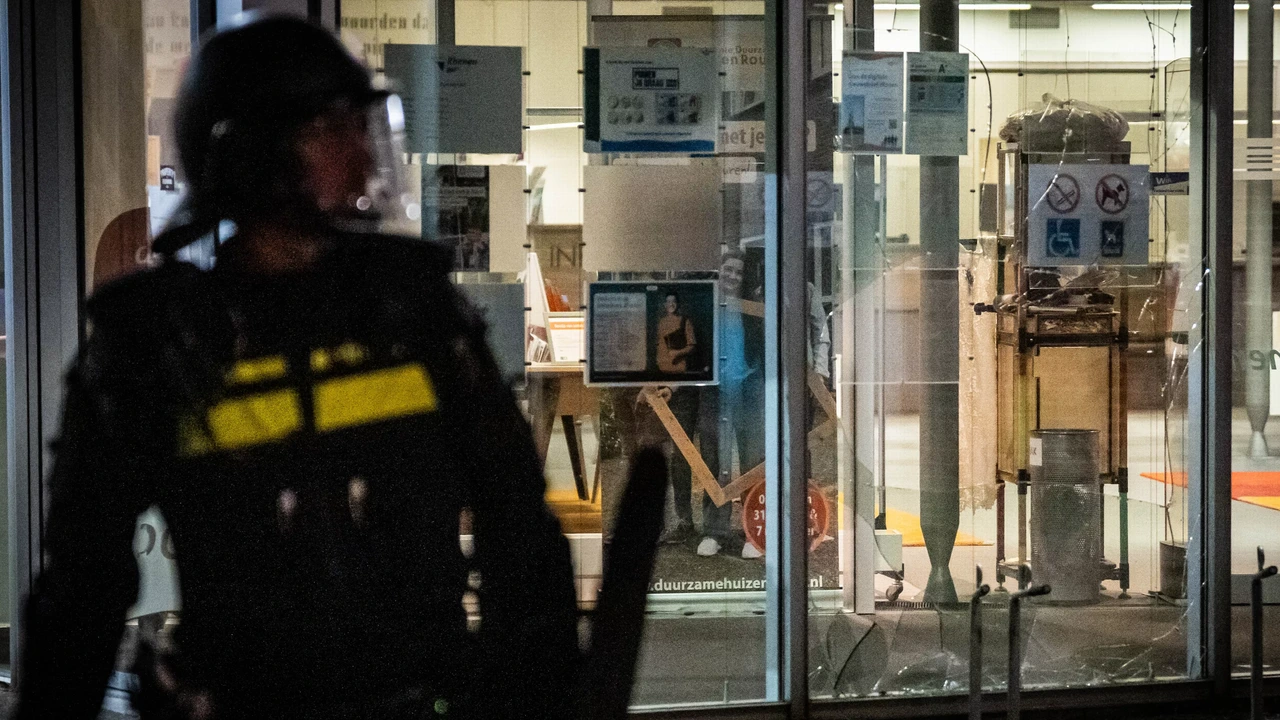 ME ingezet in Rhenen na vernieling met vuurwerk bij gemeentehuis ME ingezet in Rhenen na vernieling met vuurwerk bij gemeentehuis