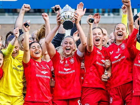 Kampioen PSV boekt ruime zege op Ajax en wint ook laatste Eredivisie Cup