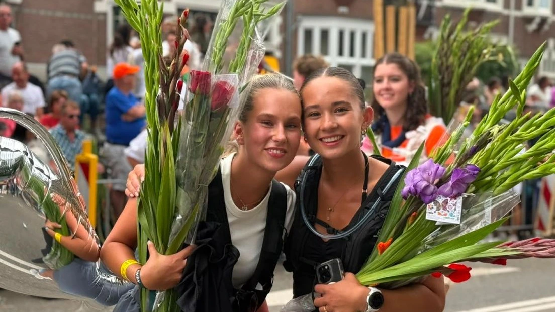 Laatste Vierdaagse-wandelaars druppelen binnen om kruisje op te halen Laatste Vierdaagse-wandelaars druppelen binnen om kruisje op te halen