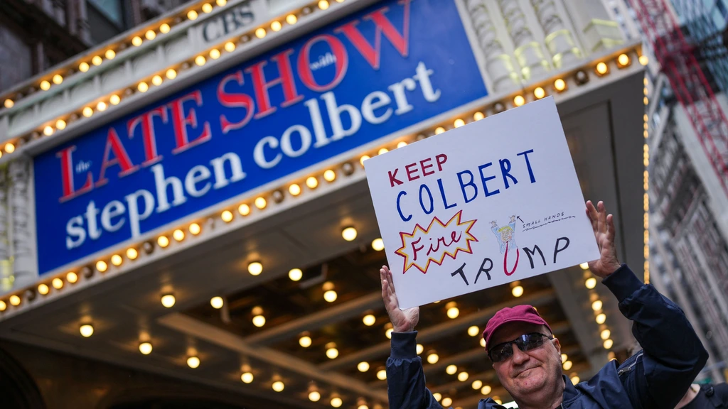 Veel beroemdheden, geen woord over Trump in Colbert’s laatste The Late Show Veel beroemdheden, geen woord over Trump in Colbert’s laatste The Late Show