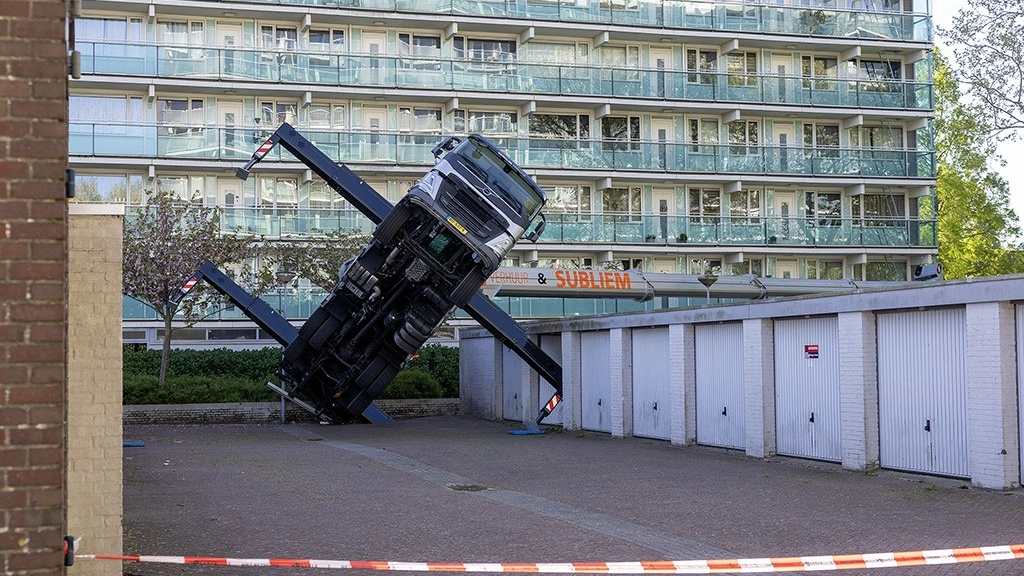 Foto: Twee gewonden bij gekantelde hoogwerker Uithoorn, appartement net gemist