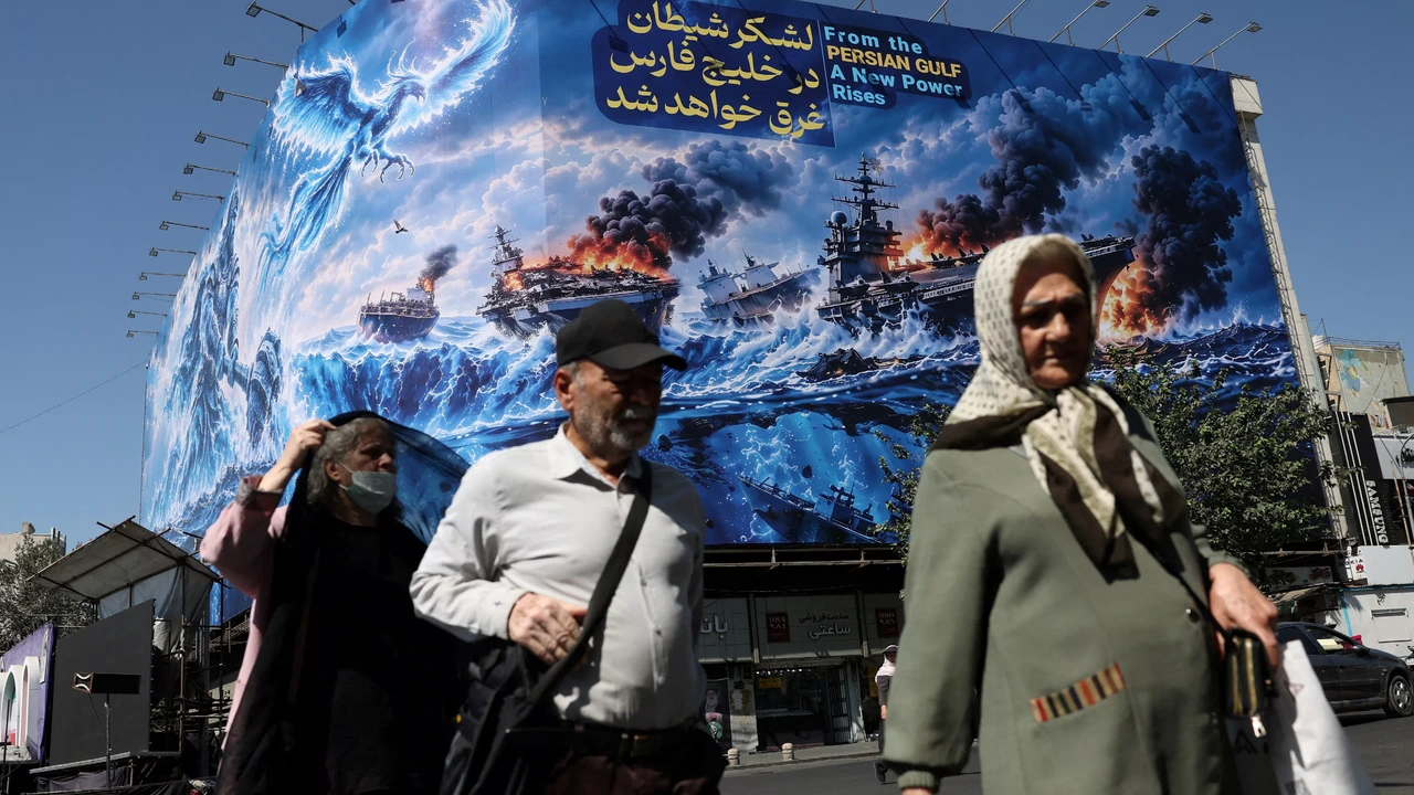 Aanplakbord in Teheran verheerlijkt Iraanse strijders in de Straat van Hormuz