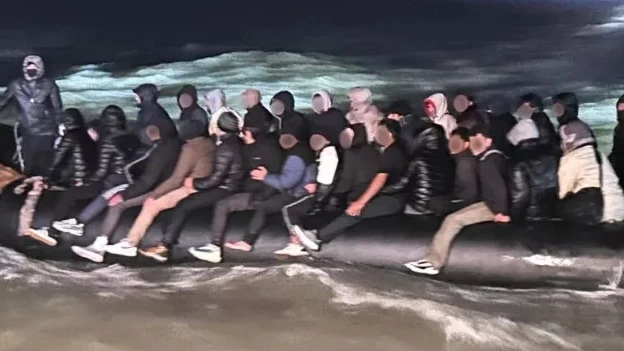 Rubberboot met tientallen migranten van zee gehaald bij Breskens