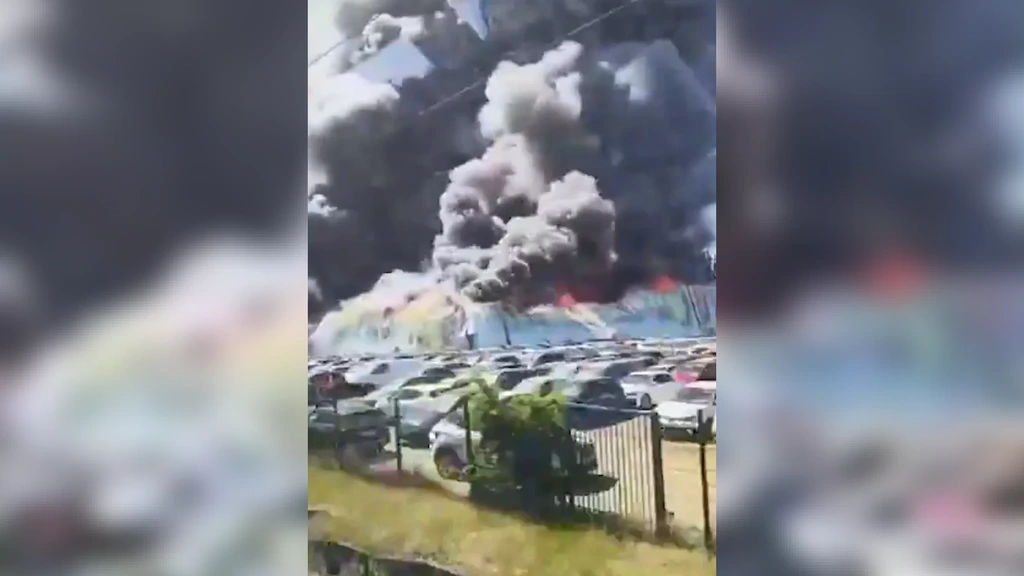 Foto: Grote rookpluim door brand op parkeerplaats nabij vliegveld Parijs