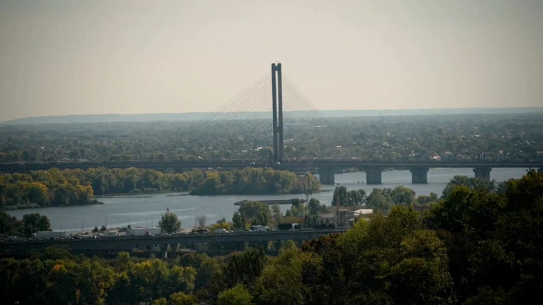 Russische aanval op cruciale zuidelijke brug verstoort dagelijks leven in Kyiv 