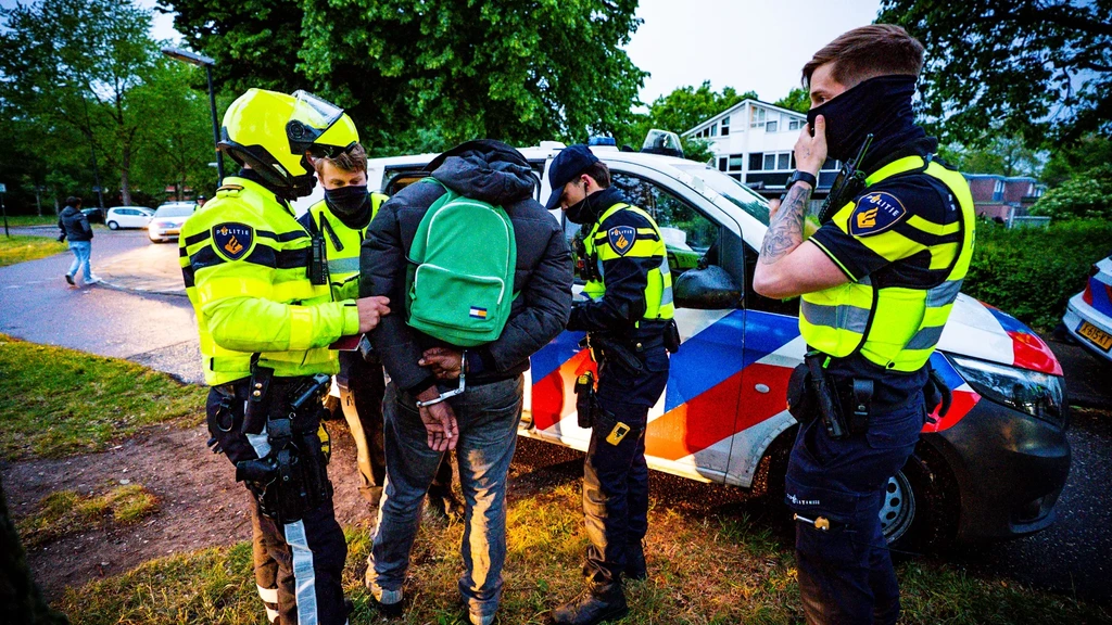 Zeven mensen aangehouden voor online bedreiging na azc-protesten Apeldoorn