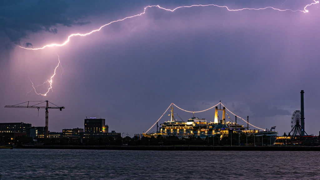 Foto: Schade door noodweer in delen van het land: 'Blijf binnen'