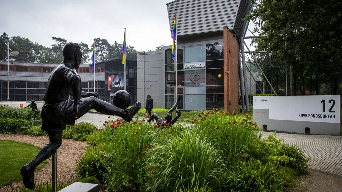 KNVB ziet af van verhuizing naar Almere en blijft in Zeist KNVB ziet af van verhuizing naar Almere en blijft in Zeist