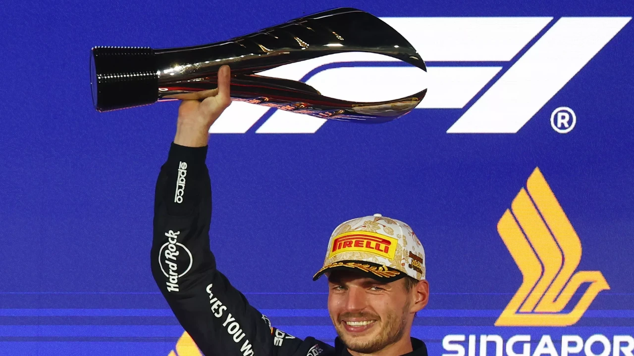 Verstappen doorbreekt zegeloze reeks in Singapore: 'Heeft even geduurd'