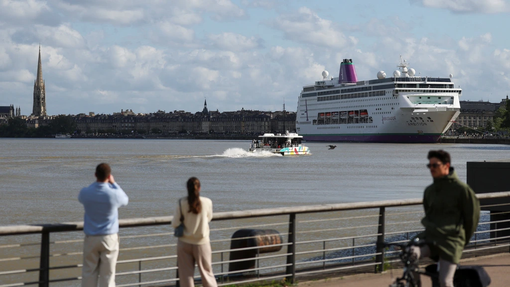 Foto: Cruiseschip met 1700 opvarenden voor anker bij Bordeaux na uitbraak norovirus