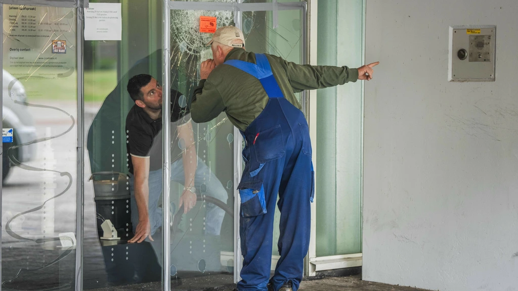 Foto: Gemeentehuis en theater in IJsselstein beschadigd na onrust over noodopvang