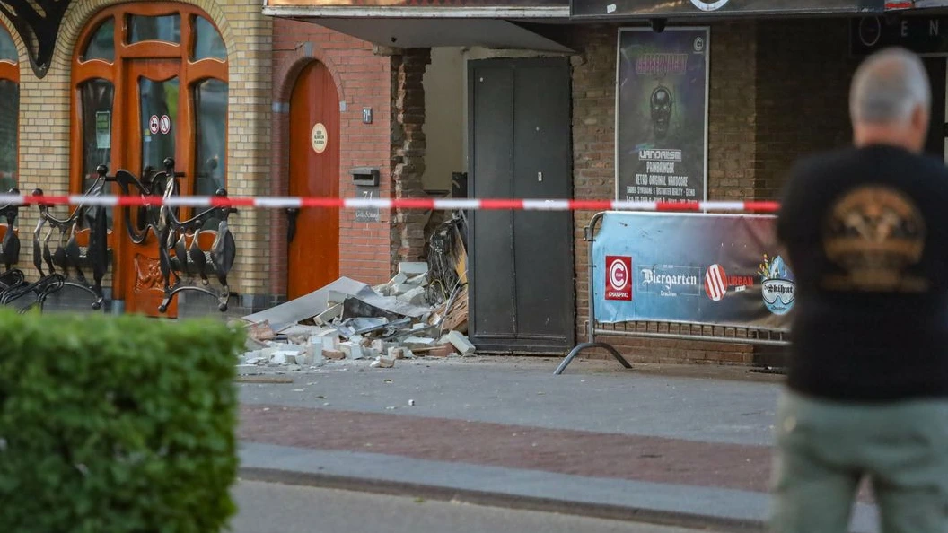 Tweede plofkraak op rij in Friesland, politie sluit verband niet uit Tweede plofkraak op rij in Friesland, politie sluit verband niet uit