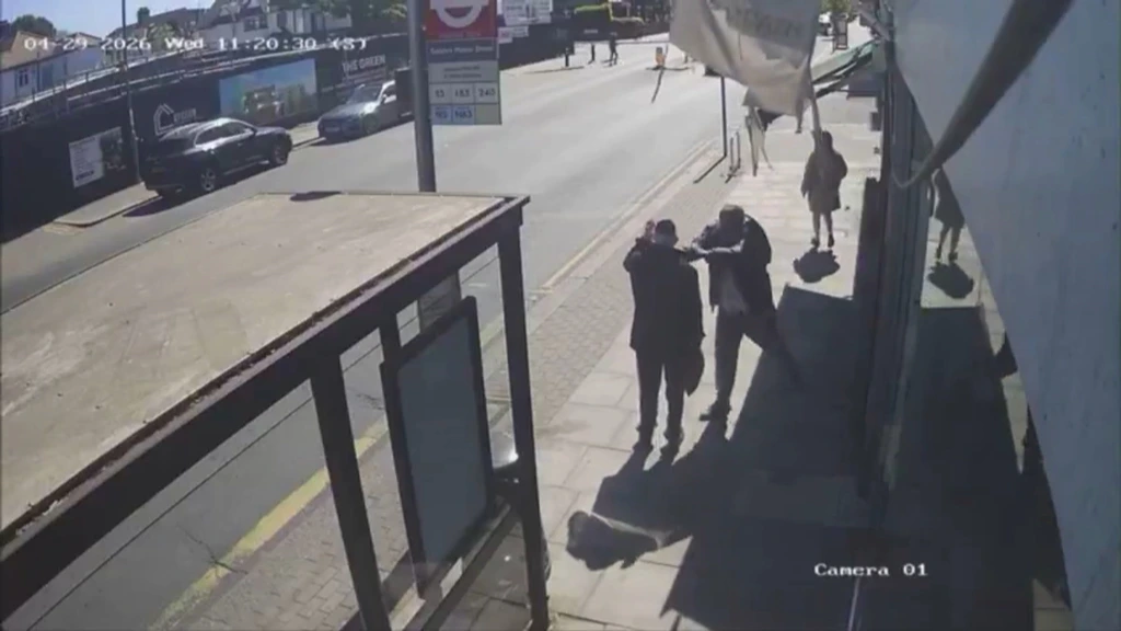 Foto: Twee Joodse mannen neergestoken bij synagoge in Londen, politie spreekt van terreur