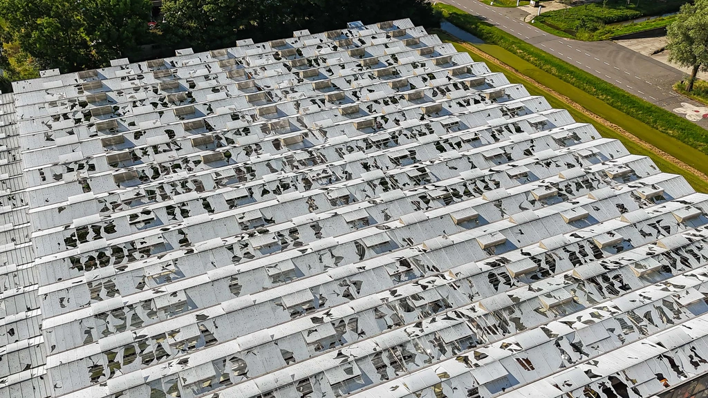 Kapotte dakramen en autoschade: eerste hagelschade gemeld bij verzekeraars