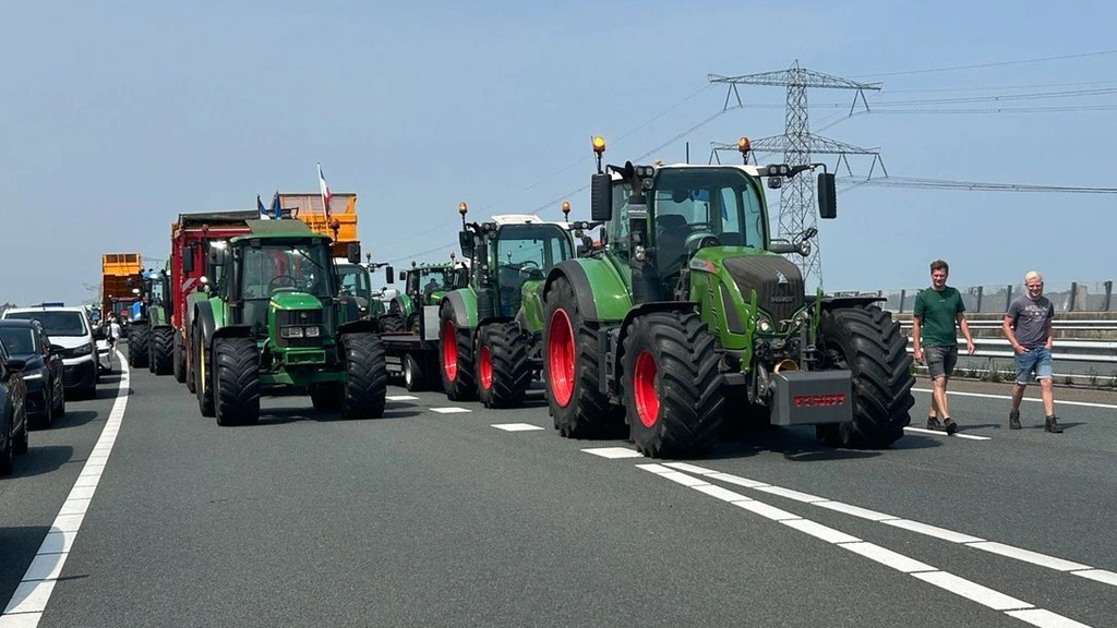 Politie grijpt in bij demonstratiestoet tractoren op A35 bij Almelo