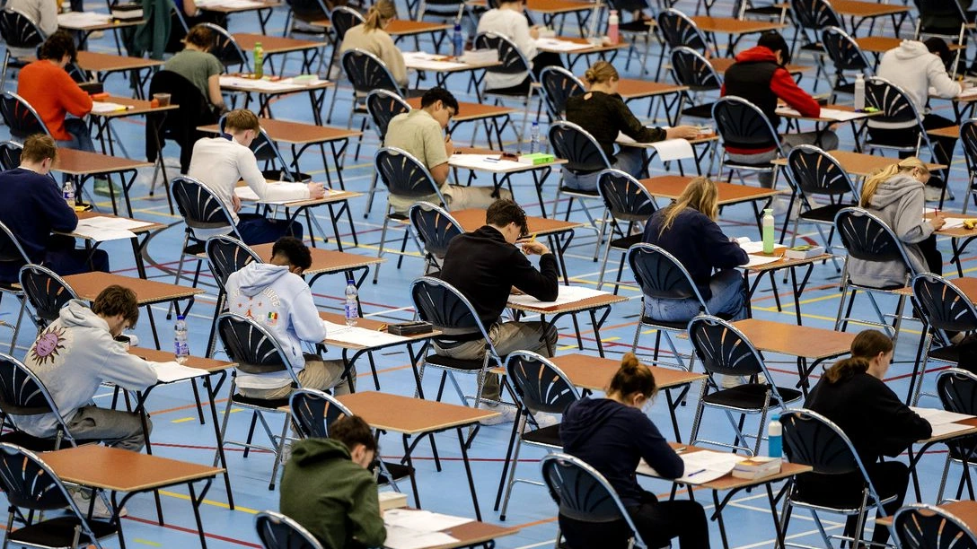 Middelbare school Hengelo: examenpilot kostte vijf leerlingen hun diploma Middelbare school Hengelo: examenpilot kostte vijf leerlingen hun diploma