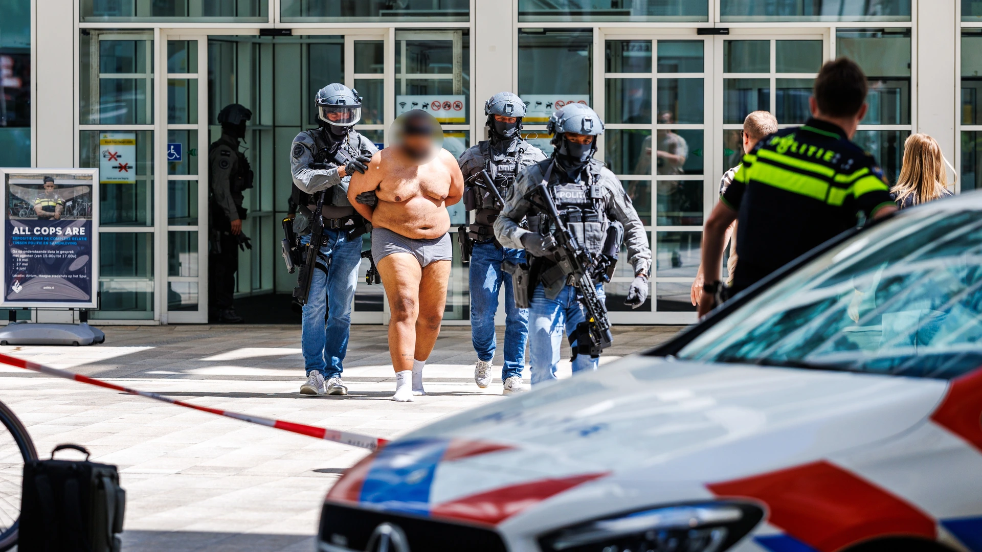 Stadhuis Den Haag ontruimd na bommelding, verwarde man opgepakt 