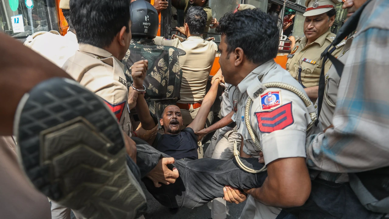 Meerdere leiders Indiase kakkerlakkenbeweging opgepakt bij demonstratie tegen Modi Meerdere leiders Indiase kakkerlakkenbeweging opgepakt bij demonstratie tegen Modi
