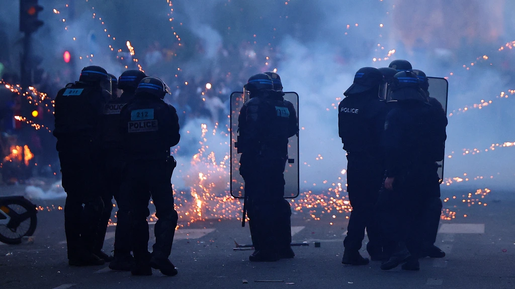 Dode en 277 arrestaties in Parijs, burgemeester zag 'guerrilla-oorlog'
