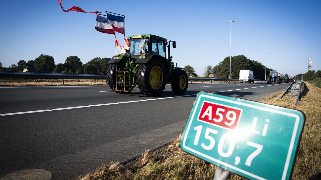 Tractoren op de snelweg zijn verboden, waarom greep de politie niet altijd in?