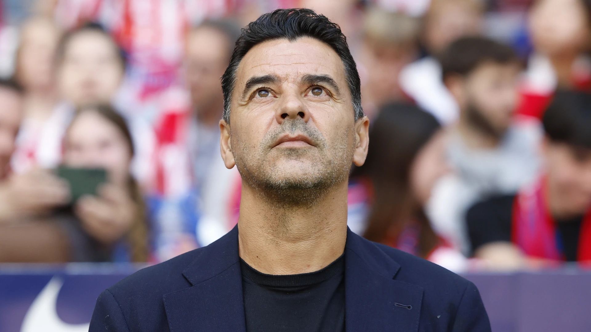 Ajax bevestigt Míchel als nieuwe trainer, contract voor twee jaar 