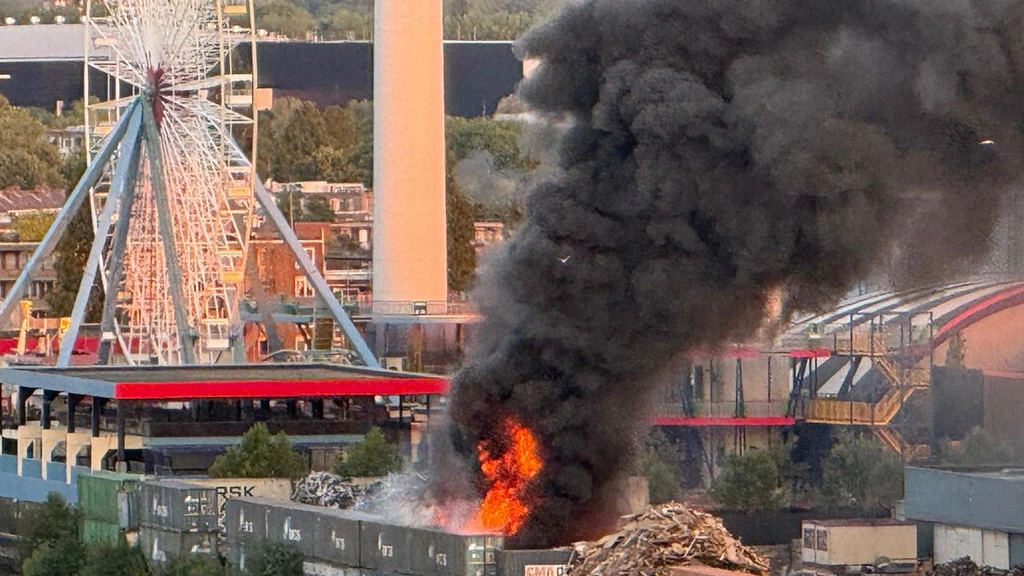 Grote brand in afvalberg Rotterdam, Maastunnel afgesloten