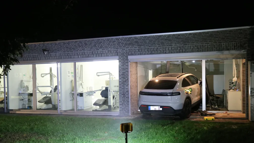Foto: Ontslagen tandarts rijdt uit wraak tandartspraktijk in België binnen