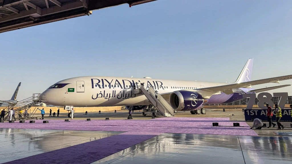 Foto: Dode en elf gewonden bij nieuwe aanval op luchthaven Riyad