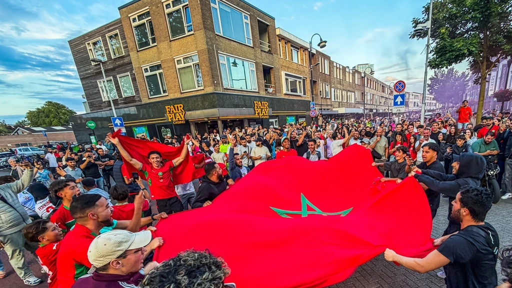 Marokkaanse gemeenschap viert halen kwartfinale WK met toeters en vuurwerk