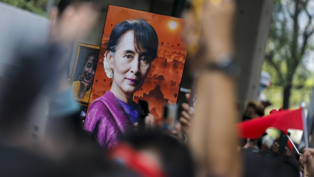 Foto: Oud-leider Myanmar Aung San Suu Kyi van cel naar huisarrest