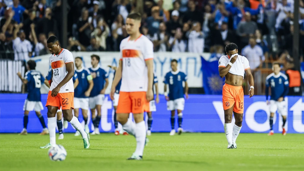 Matig Oranje op achterstand tegen Griekenland door doelpunt Ioannidis