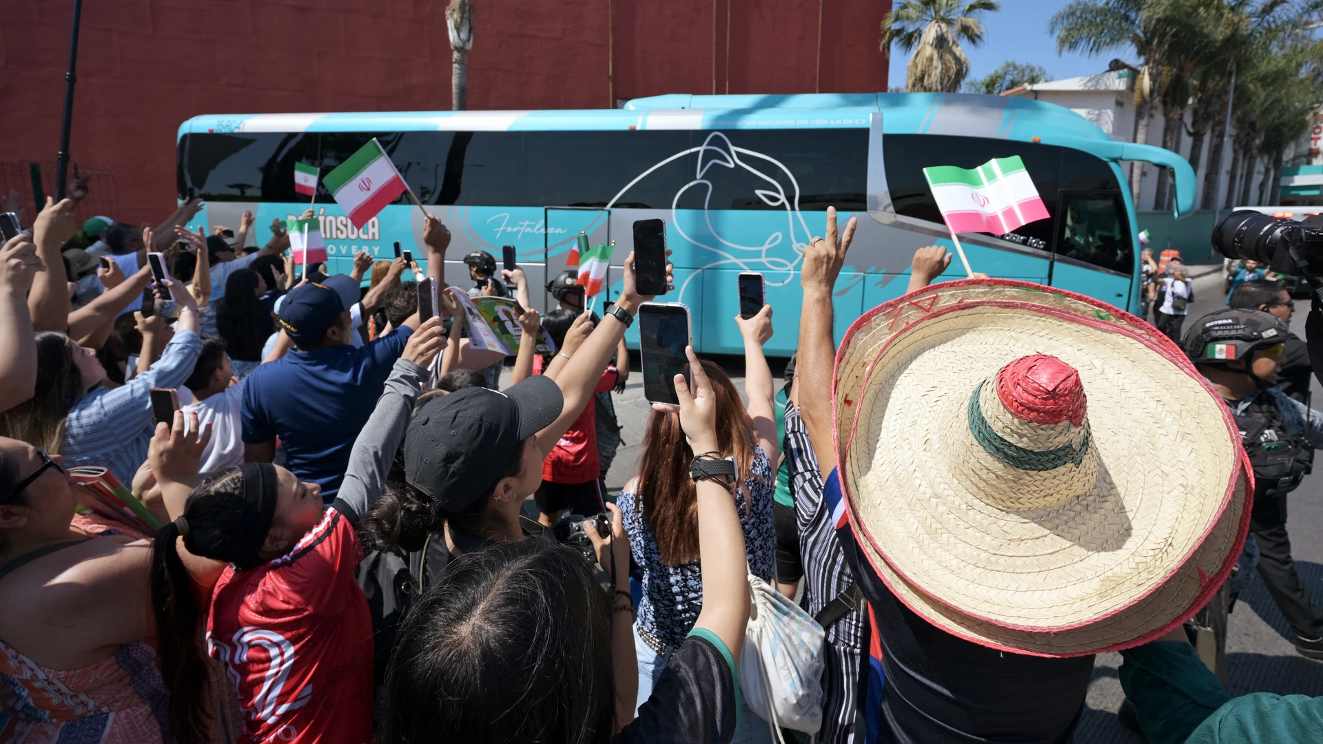 Uitgeweken Iraanse nationale voetbalploeg in Mexico met open armen ontvangen